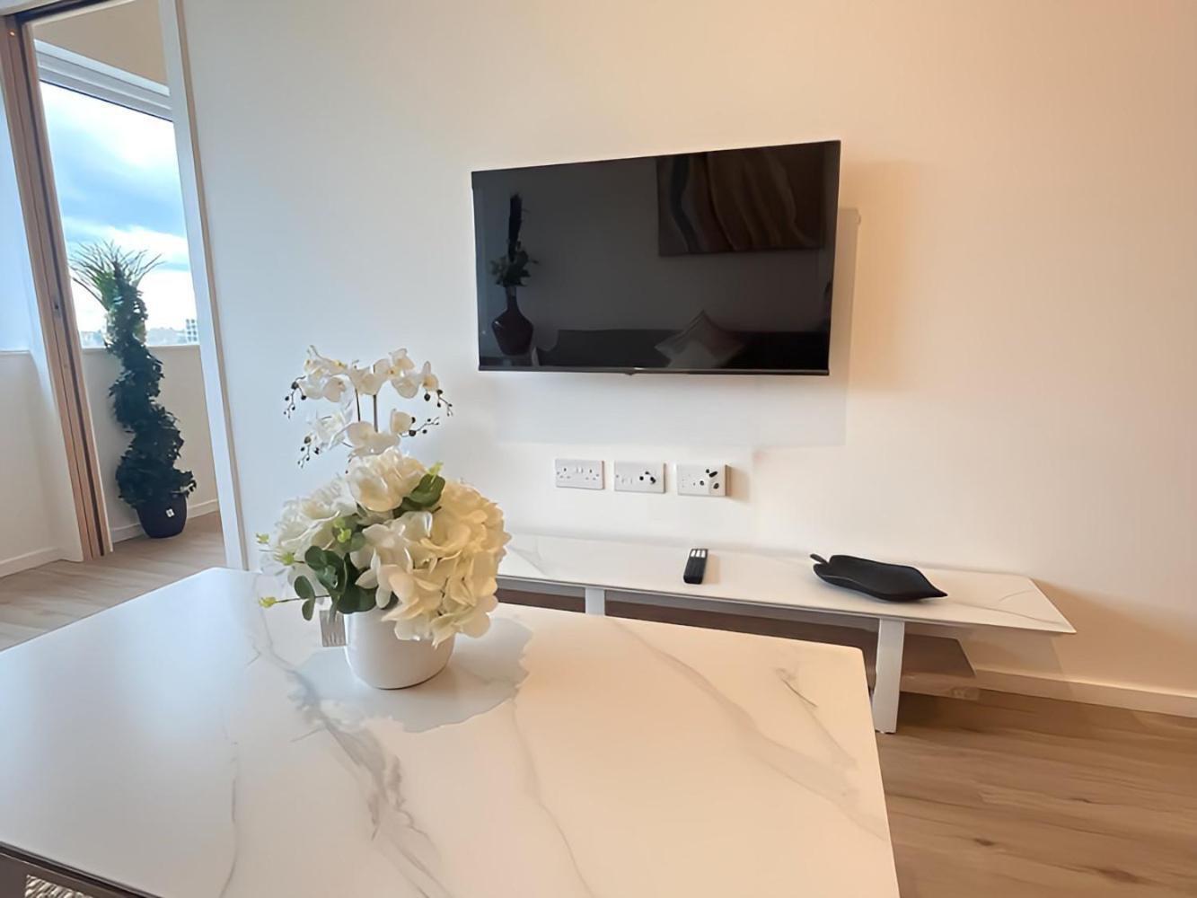 1Br Luxury Flat At Train Station - Long Stays Welcome - Just Ask Milton Keynes Luaran gambar
